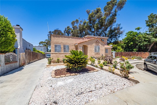 2525 S Cochran Avenue, Los Angeles CA: https://media.crmls.org/medias/c69052ba-3f0e-4a67-9c7c-6e71ccb25438.jpg