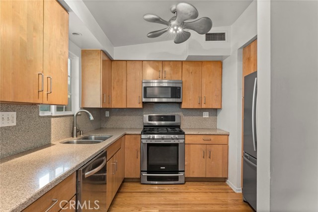 Detail Gallery Image 13 of 37 For 17156 Bullock St, Encino,  CA 91316 - 3 Beds | 2 Baths