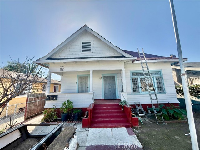 Detail Gallery Image 2 of 23 For 860 W 54th, Los Angeles,  CA 90037 - 4 Beds | 3 Baths