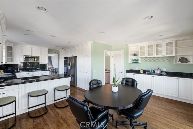 family room off kitchen