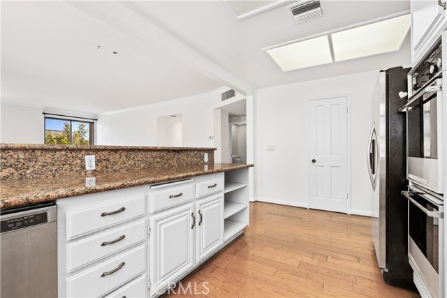 Detail Gallery Image 11 of 26 For 8642 Gregory Way #204,  Los Angeles,  CA 90035 - 2 Beds | 2 Baths