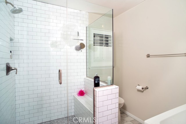 Detail Gallery Image 8 of 16 For 6458 Hanna Ave, Woodland Hills,  CA 91303 - 3 Beds | 3 Baths