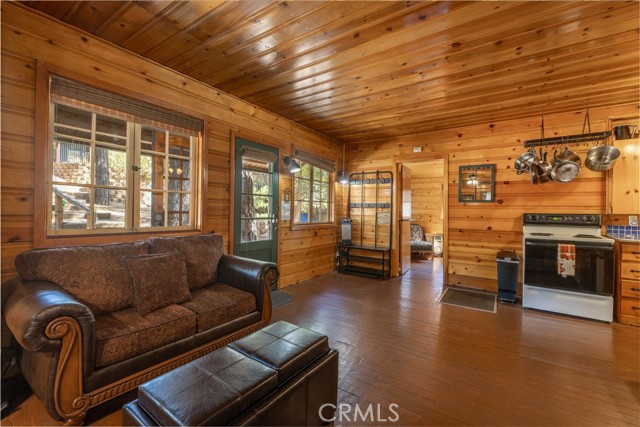 Detail Gallery Image 5 of 27 For 796 Silver Tip Dr, Big Bear Lake,  CA 92315 - 2 Beds | 2 Baths