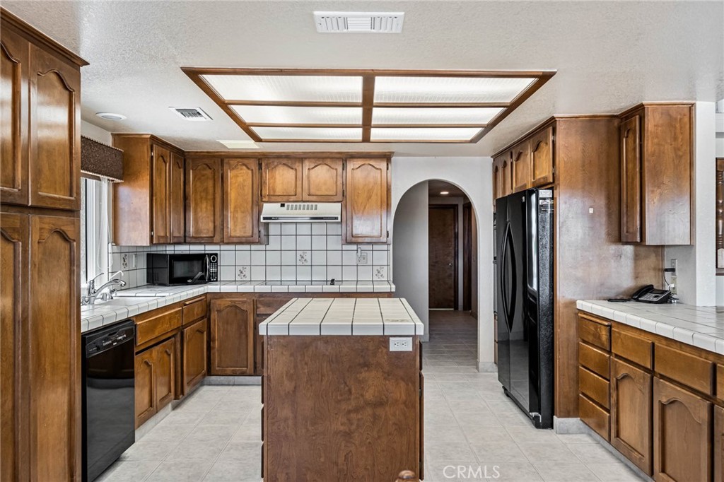 https://media.crmls.org/medias/c69f5f24-5214-4acd-9ab0-b59573d5af82.jpg?preset=X-Large