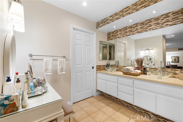 236 N Louise Street, Glendale CA: https://media.crmls.org/medias/c6a06d8f-953b-4365-b13e-4d4f68c397aa.jpg