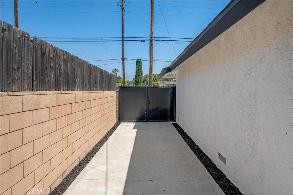 https://media.crmls.org/medias/c6a0b1e3-758b-4897-9b37-bc5e491d98ad.jpg?preset=X-Large