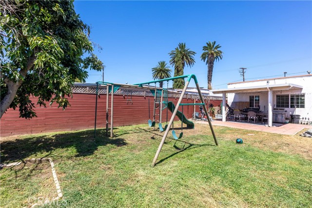 2625 Myrtle Ave, Signal Hill CA: https://media.crmls.org/medias/c6a1e5cd-55f8-4590-a670-c9b7f76aa204.jpg