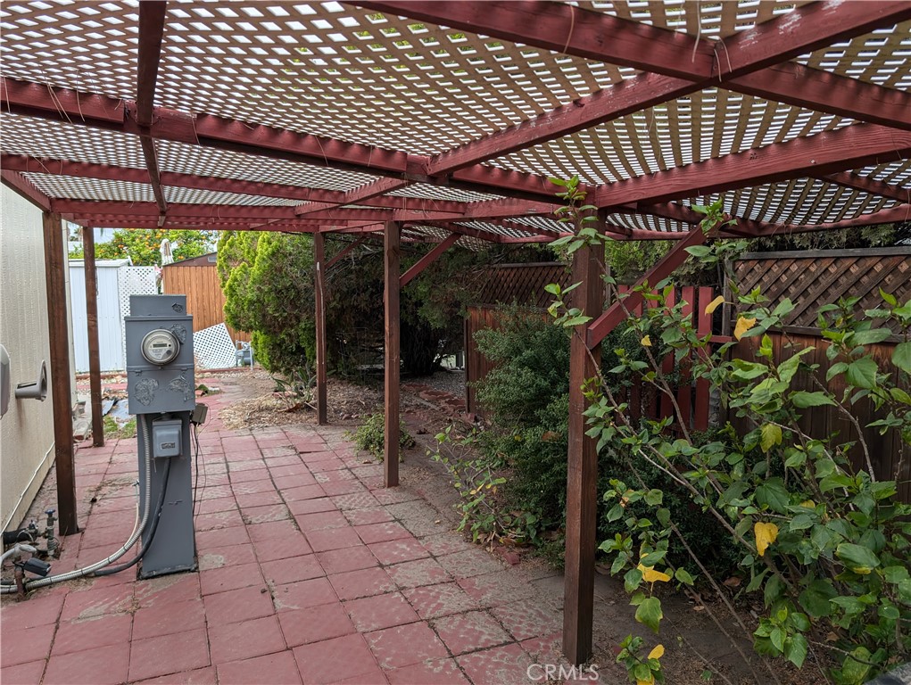 https://media.crmls.org/medias/c6a21d64-47ed-4861-a405-cf521ca16a40.jpg?preset=X-Large
