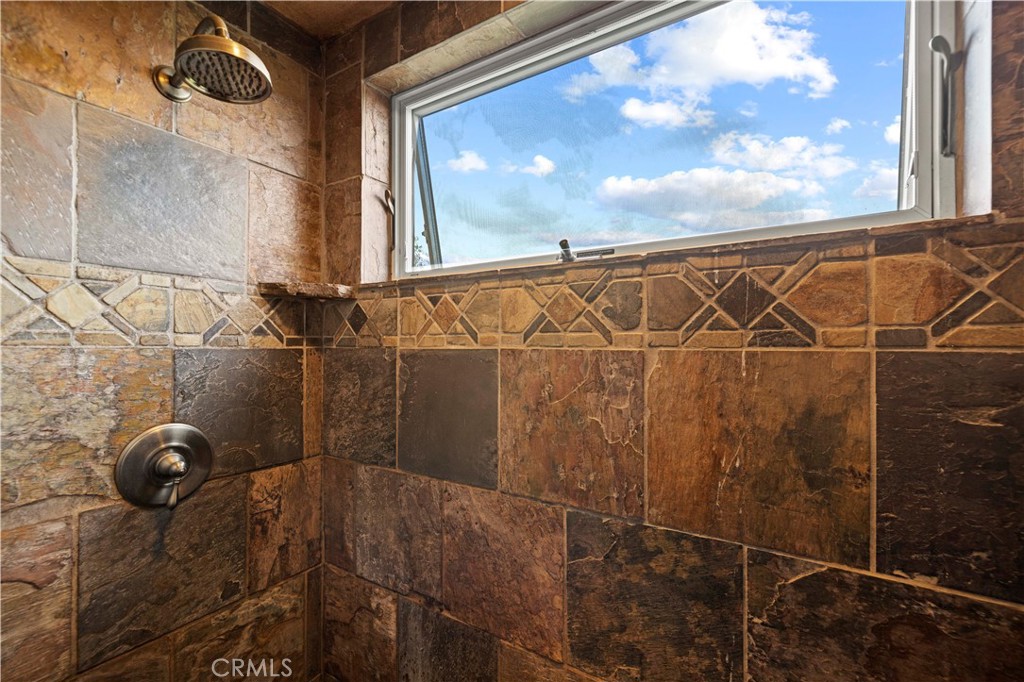 https://media.crmls.org/medias/c6a279f6-20d8-4f42-bc4d-e6ed8559650e.jpg?preset=X-Large