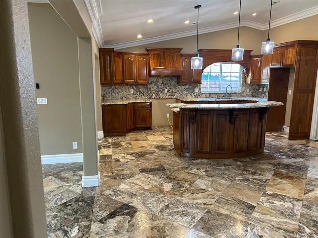 8138 Camelot Road, Riverside CA: https://media.crmls.org/medias/c6a2c97b-03d2-4c52-989d-ee207ec1b7a9.jpg