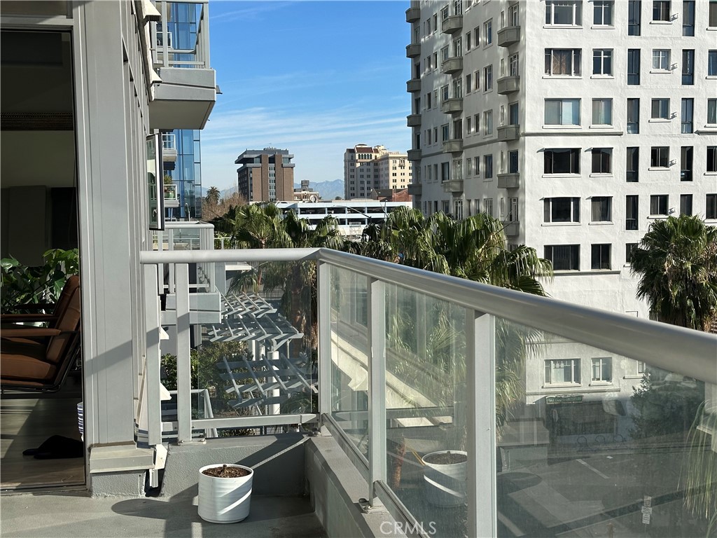 https://media.crmls.org/medias/c6a549b7-8b0e-4253-8d28-57b6f41d1a96.jpg?preset=X-Large