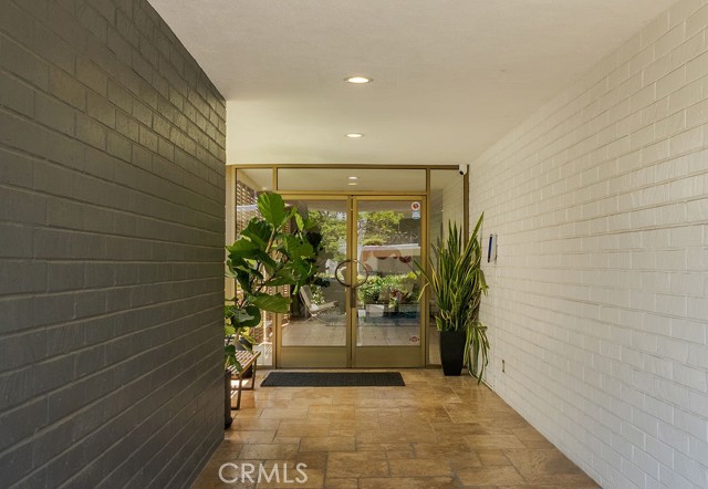 419 N Oakhurst Drive, Beverly Hills CA: https://media.crmls.org/medias/c6a6ac28-c23c-4e12-a392-da841d0bf316.jpg