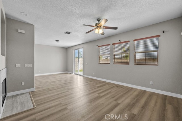 Detail Gallery Image 8 of 41 For 2455 Delicious Ln, Palmdale,  CA 93551 - 4 Beds | 3 Baths