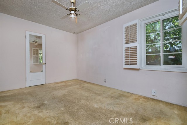 631 N Evergreen Street, Burbank CA: https://media.crmls.org/medias/c6a7150f-297a-457e-b92b-9a27717fba40.jpg