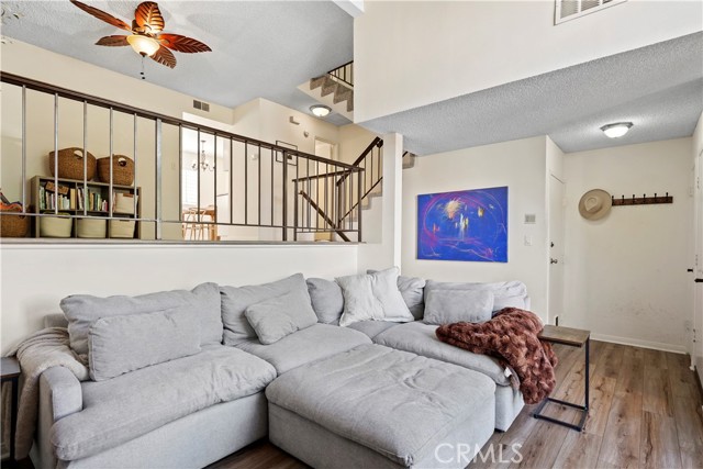 Detail Gallery Image 10 of 53 For 19355 Sherman Way #41,  Reseda,  CA 91335 - 2 Beds | 2/1 Baths