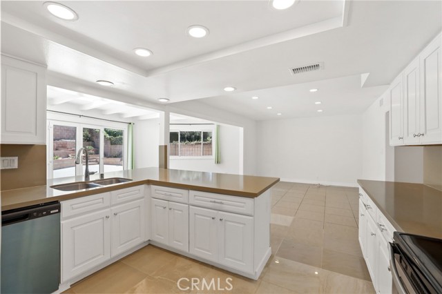 Detail Gallery Image 11 of 27 For 19382 Weymouth Ln, Huntington Beach,  CA 92646 - 4 Beds | 3 Baths