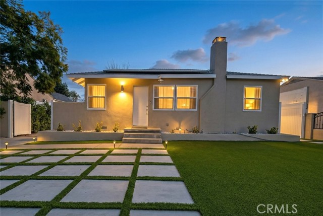 Detail Gallery Image 2 of 44 For 6820 Jellico Ave, Lake Balboa,  CA 91406 - 3 Beds | 2 Baths