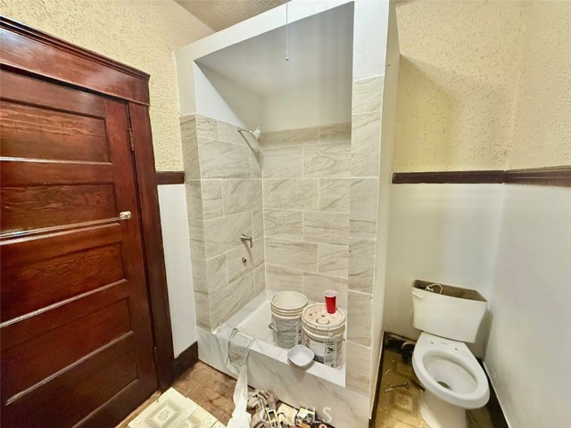 Detail Gallery Image 9 of 23 For 860 W 54th, Los Angeles,  CA 90037 - 4 Beds | 3 Baths