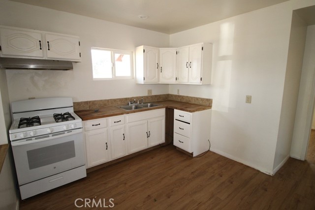 404 N 4th Avenue, Barstow CA: https://media.crmls.org/medias/c6ae5033-fe09-40da-9ac3-3e398add33d0.jpg
