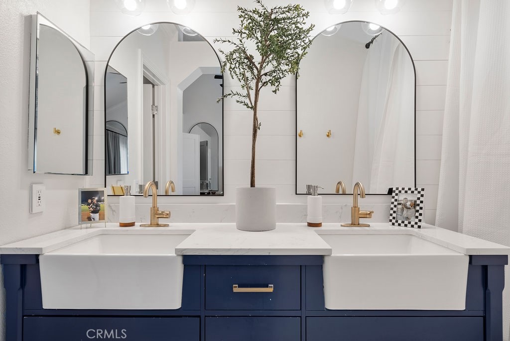 https://media.crmls.org/medias/c6b09b5e-d571-4c3e-91b0-d1df2637c7aa.jpg?preset=X-Large