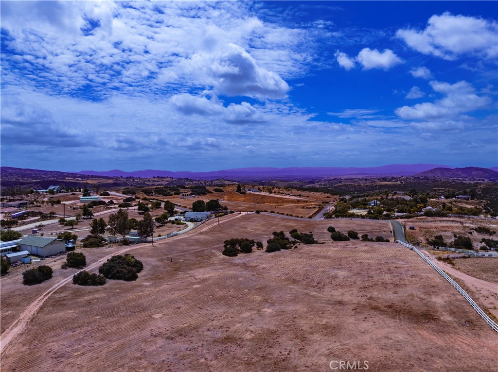 https://media.crmls.org/medias/c6b4d78e-b0c7-4ecc-b0c1-ac7045096b13.jpg?preset=X-Large