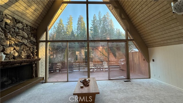 Detail Gallery Image 2 of 13 For 180 Grass Valley #37,  Lake Arrowhead,  CA 92352 - 2 Beds | 2 Baths