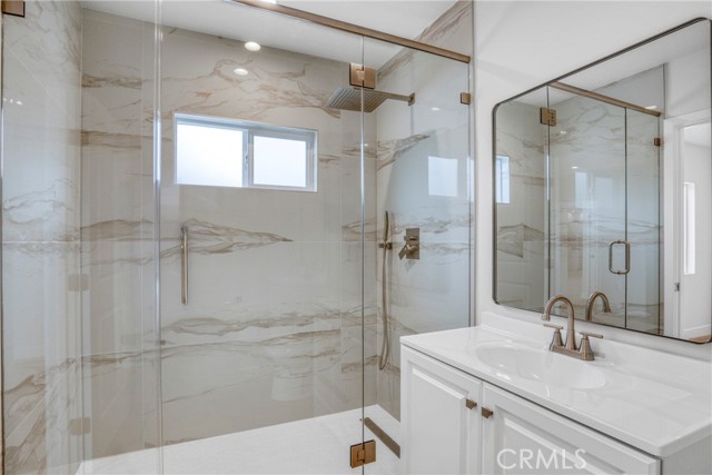 Detail Gallery Image 15 of 39 For 7040 Tyrone Ave, Van Nuys,  CA 91405 - 6 Beds | 4/1 Baths