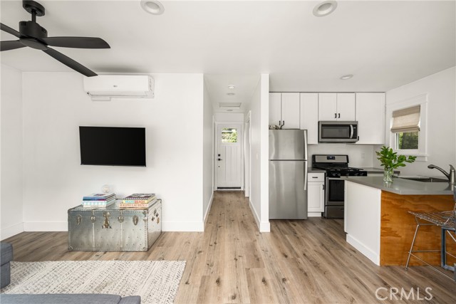 661 Grand Avenue, Long Beach CA: https://media.crmls.org/medias/c6b84258-7b0a-4bef-957c-21770a0a2548.jpg