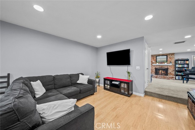 Detail Gallery Image 14 of 44 For 16503 Fairglade, Canyon Country,  CA 91387 - 4 Beds | 3 Baths