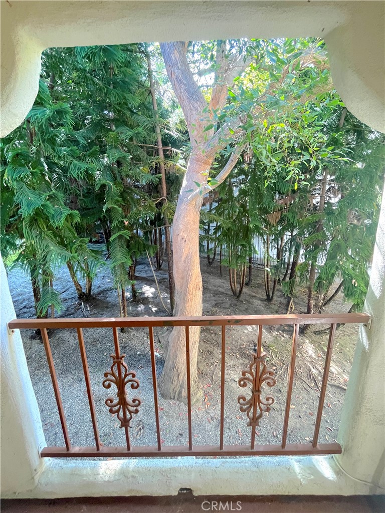 https://media.crmls.org/medias/c6bfde40-8f51-4010-a538-2e55d16686d0.jpg?preset=X-Large