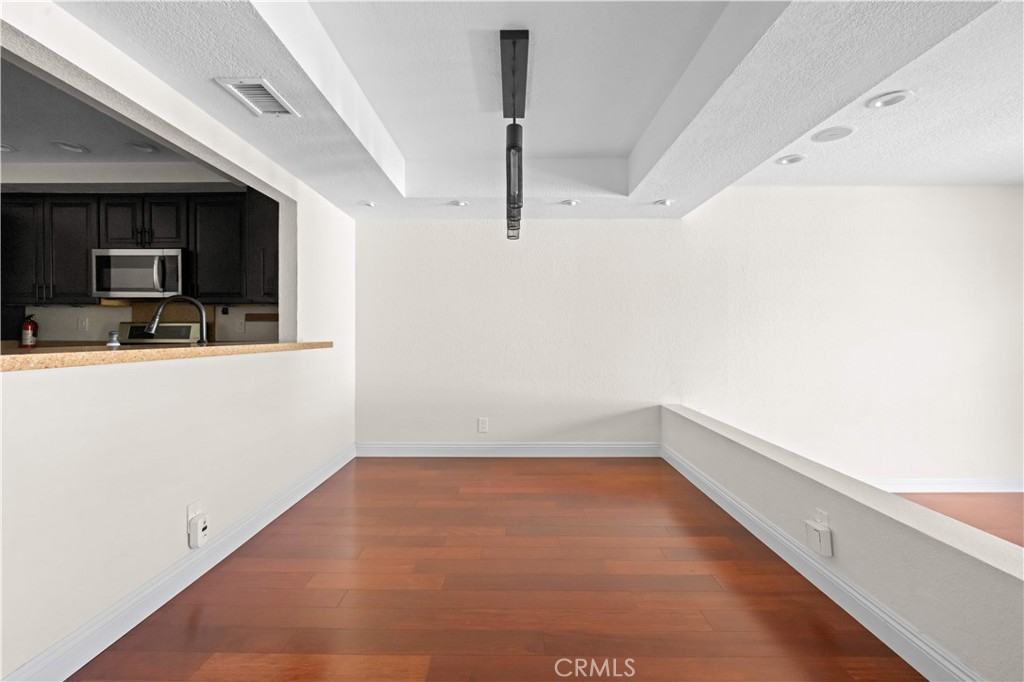 https://media.crmls.org/medias/c6c0bec4-5c56-4105-b60c-e081cd380adb.jpg?preset=X-Large