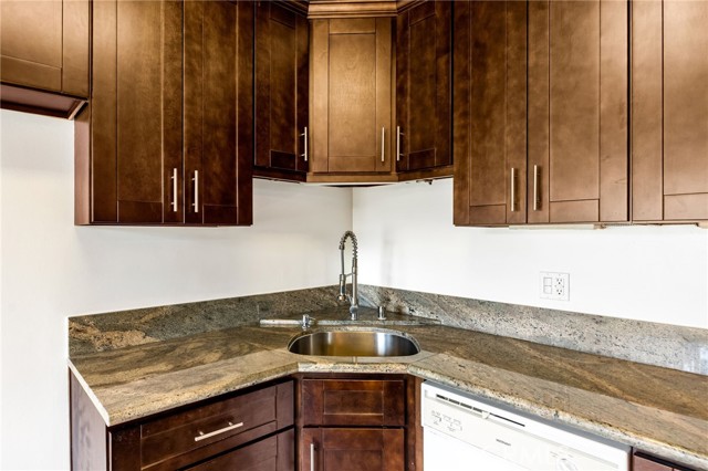 Detail Gallery Image 11 of 18 For 2104 N Verdugo Rd #E,  Glendale,  CA 91208 - 2 Beds | 1 Baths