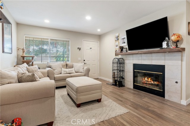 Detail Gallery Image 4 of 26 For 1195 Fitzgerald #G,  Simi Valley,  CA 93065 - 2 Beds | 2 Baths