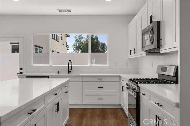 Detail Gallery Image 6 of 36 For 5850 Norwood Ave, Riverside,  CA 92505 - 4 Beds | 2 Baths