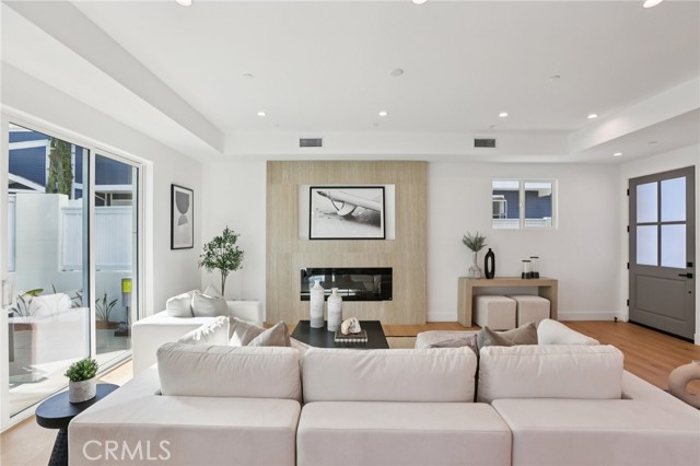 Detail Gallery Image 12 of 52 For 1914 Belmont Ln a,  Redondo Beach,  CA 90278 - 4 Beds | 3/1 Baths