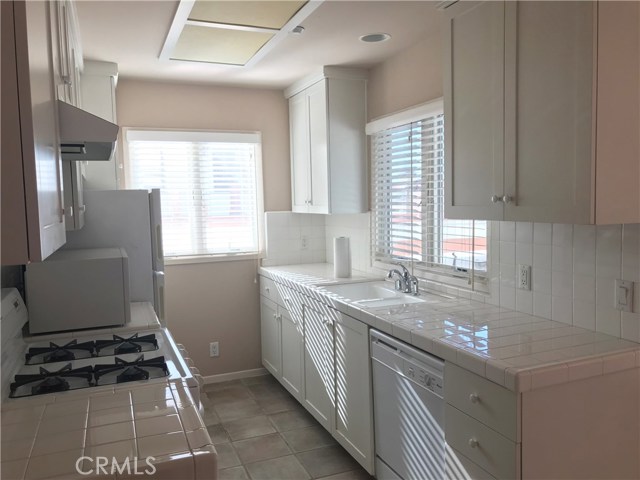 218 16th Pl Manhattan Beach, California Furnished one bedroom apartment with parking in back of walk street single family home. West of Highland with ocean view from patio and living room. Walk to downtown and beach. Has washer and dryer in unit and free cable. Large parking spot in car port.