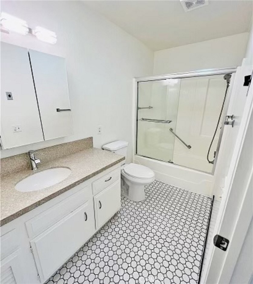 https://media.crmls.org/medias/c6ca3308-fd0d-446c-828d-45cb5c8f210d.jpg?preset=X-Large