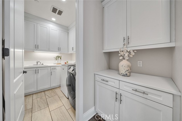 Detail Gallery Image 11 of 62 For 61 Windwalker Way, Tustin,  CA 92782 - 6 Beds | 5/1 Baths