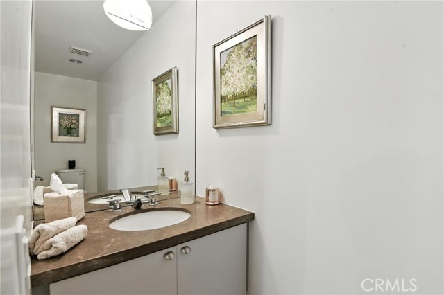 Detail Gallery Image 15 of 46 For 2203 3rd St #1,  Santa Monica,  CA 90405 - 2 Beds | 2/1 Baths