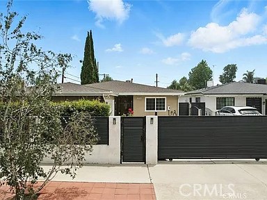 Detail Gallery Image 3 of 29 For 12516 Archwood St, North Hollywood,  CA 91606 - 3 Beds | 3 Baths