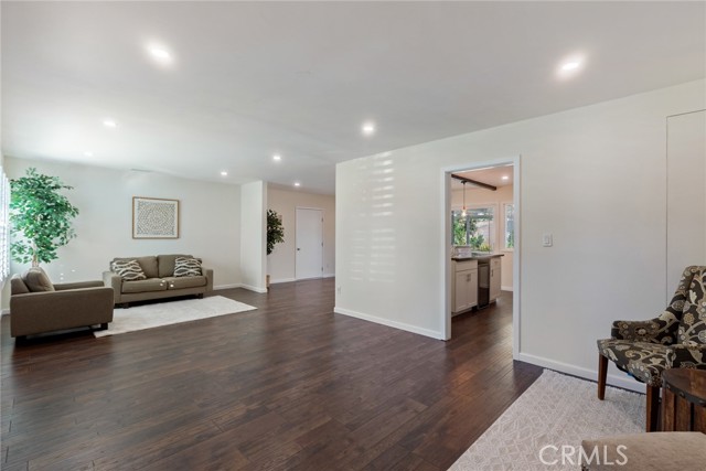 Detail Gallery Image 4 of 36 For 20101 Superior St, Chatsworth,  CA 91311 - 3 Beds | 2 Baths