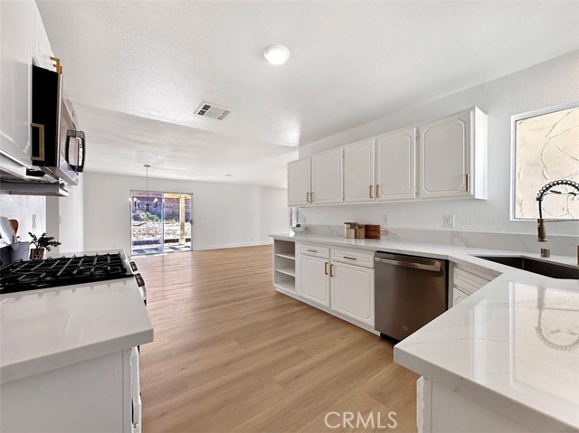 Detail Gallery Image 3 of 16 For 11730 Ambrosio, Desert Hot Springs,  CA 92240 - 3 Beds | 2 Baths