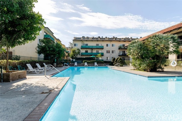 Detail Gallery Image 26 of 36 For 5460 White Oak, Encino,  CA 91316 - 2 Beds | 2 Baths