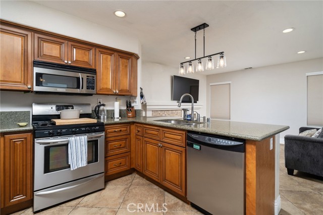 Detail Gallery Image 15 of 43 For 945 Ferndale, Corona,  CA 92881 - 3 Beds | 2/1 Baths