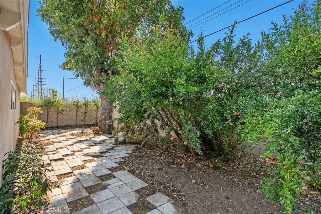https://media.crmls.org/medias/c6d260bf-385c-454e-a59e-10b818178720.jpg?preset=X-Large