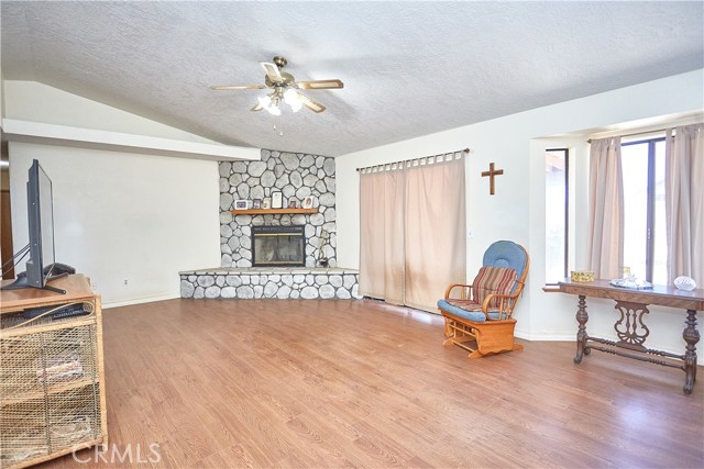 Detail Gallery Image 7 of 35 For 11969 Pinon Ave, Hesperia,  CA 92345 - 3 Beds | 2 Baths