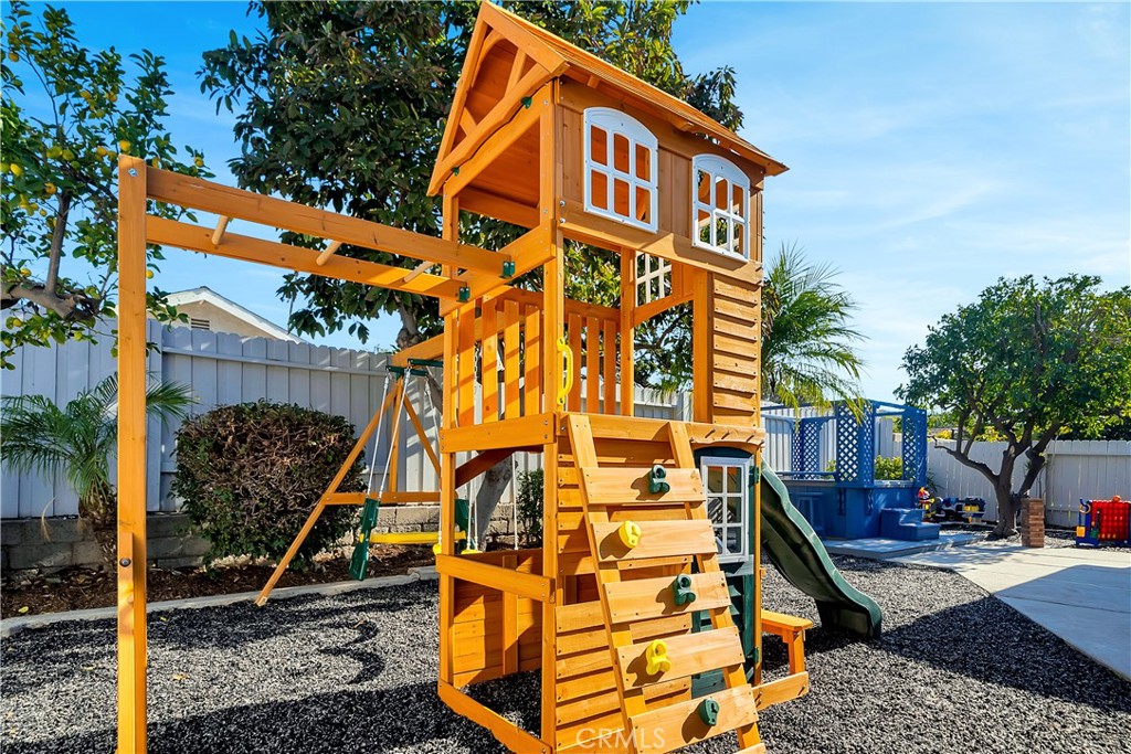 https://media.crmls.org/medias/c6dd56c8-16d7-45c0-9d79-c309470839aa.jpg?preset=X-Large