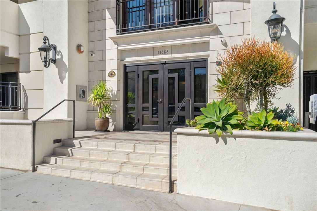 Detail Gallery Image 2 of 27 For 11863 Darlington Ave #301,  Los Angeles,  CA 90049 - 2 Beds | 2/1 Baths