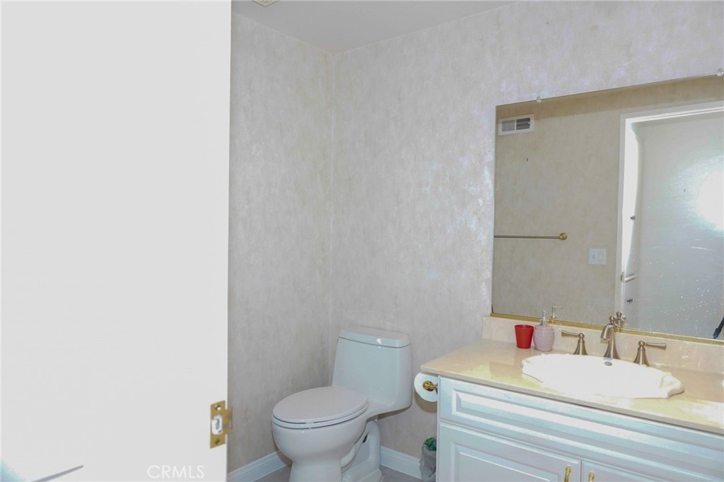 https://media.crmls.org/medias/c6df9946-d776-4bae-9d7e-eaf7c28cc555.jpg?preset=X-Large
