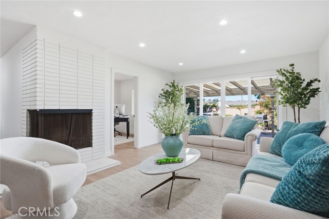 Detail Gallery Image 5 of 38 For 335 N London Pl, Anaheim,  CA 92806 - 5 Beds | 3 Baths